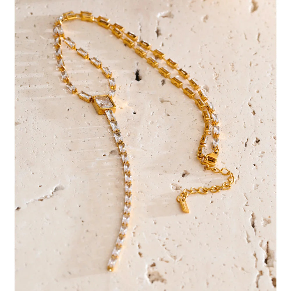 Collier en Y avec goutte de zircon, photo d'ambiance – Charmhabit