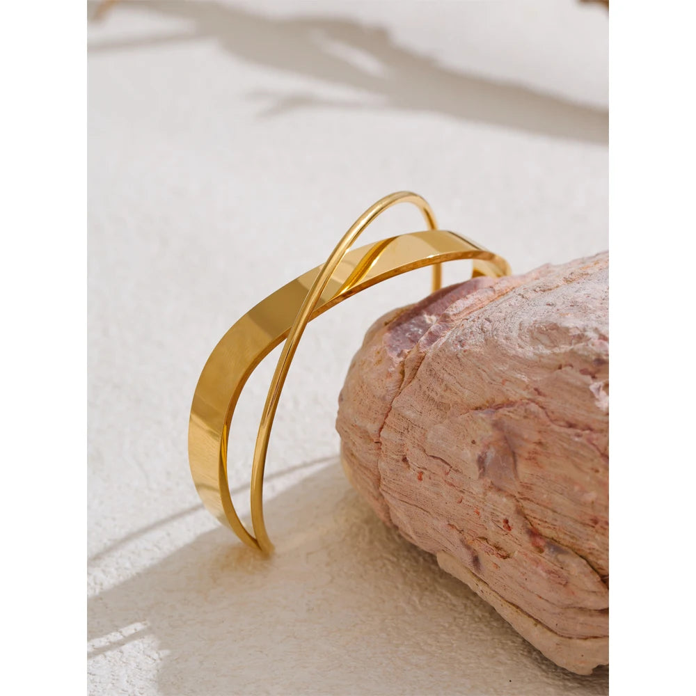Open armband met gekruiste banden, goud, op steen – Charmhabit