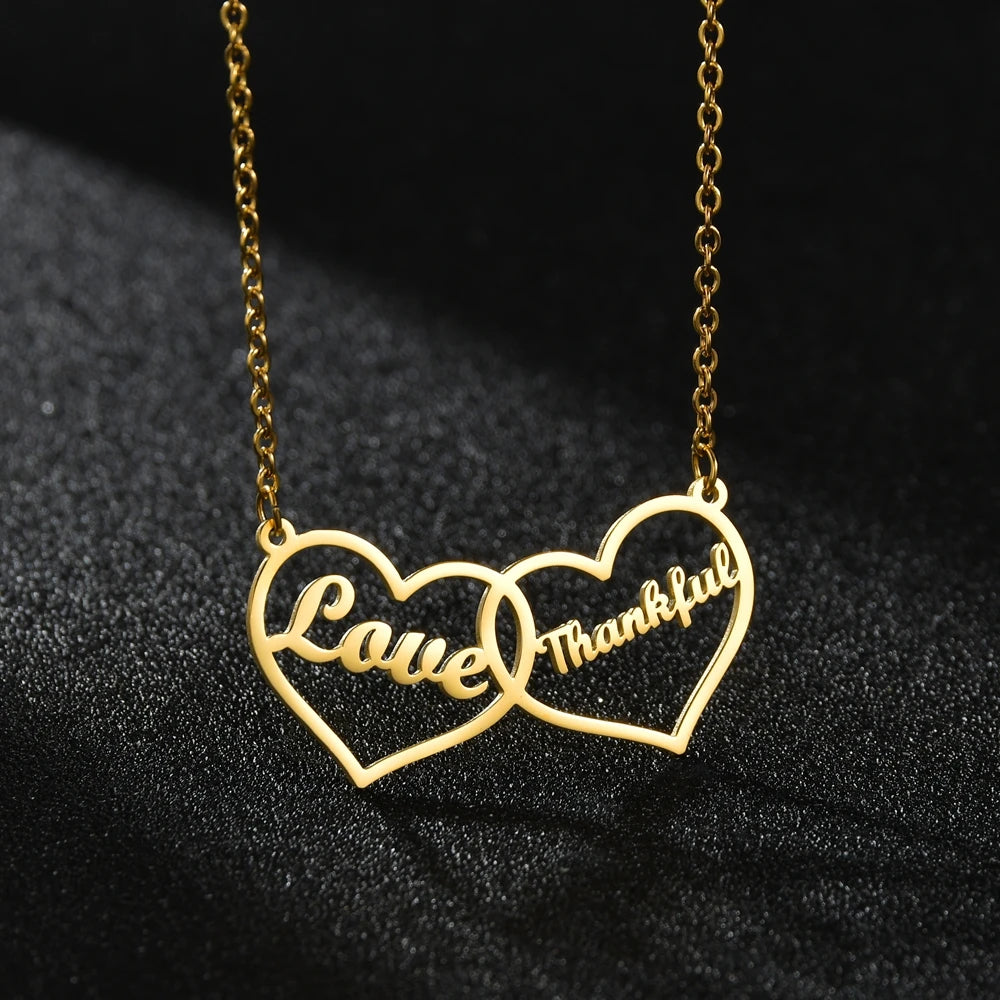 Goudkleurige ketting met verbonden hartjes en voorbeeldnamen Love en Thankful
