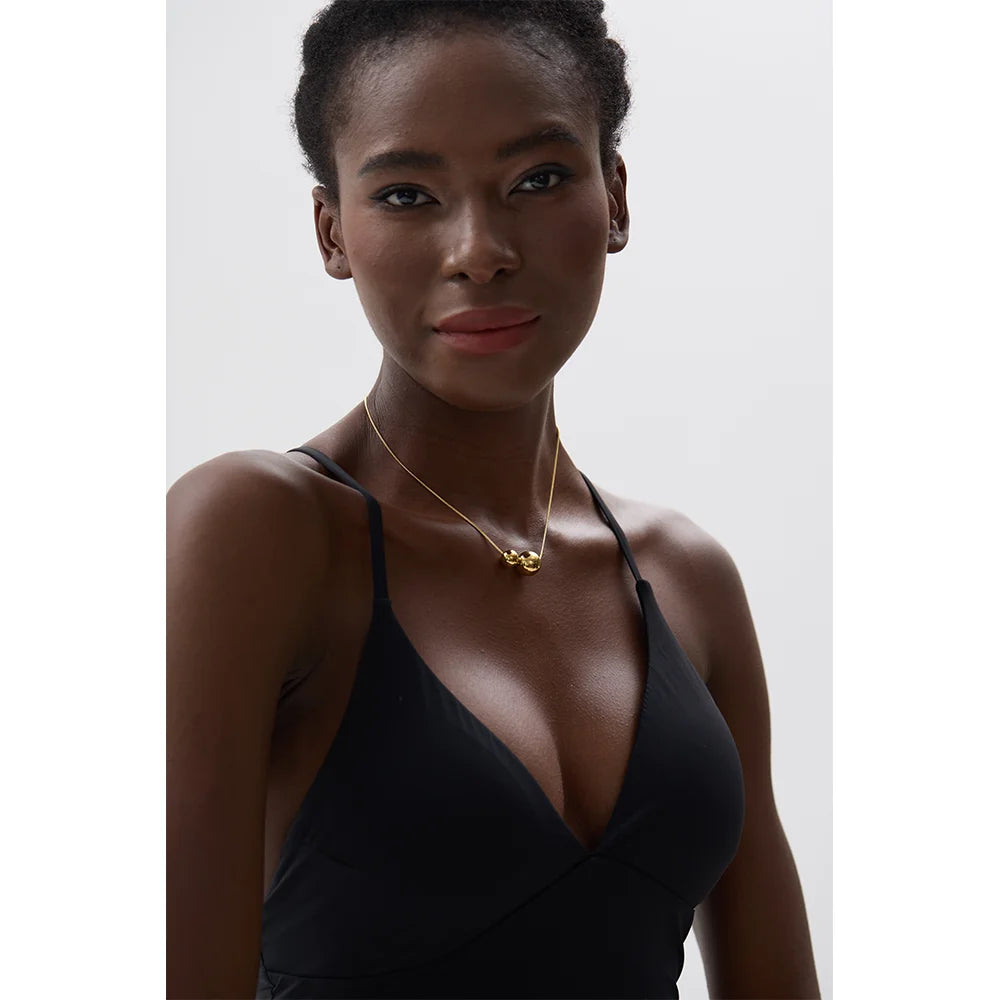 Collier à deux boules, porté – Charmhabit