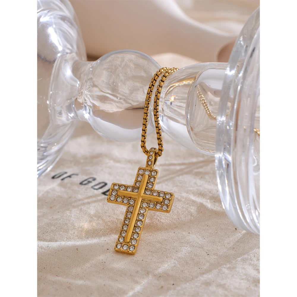 Kette mit großem Zirkonia-Kreuz, Stimmungsbild – Charmhabit