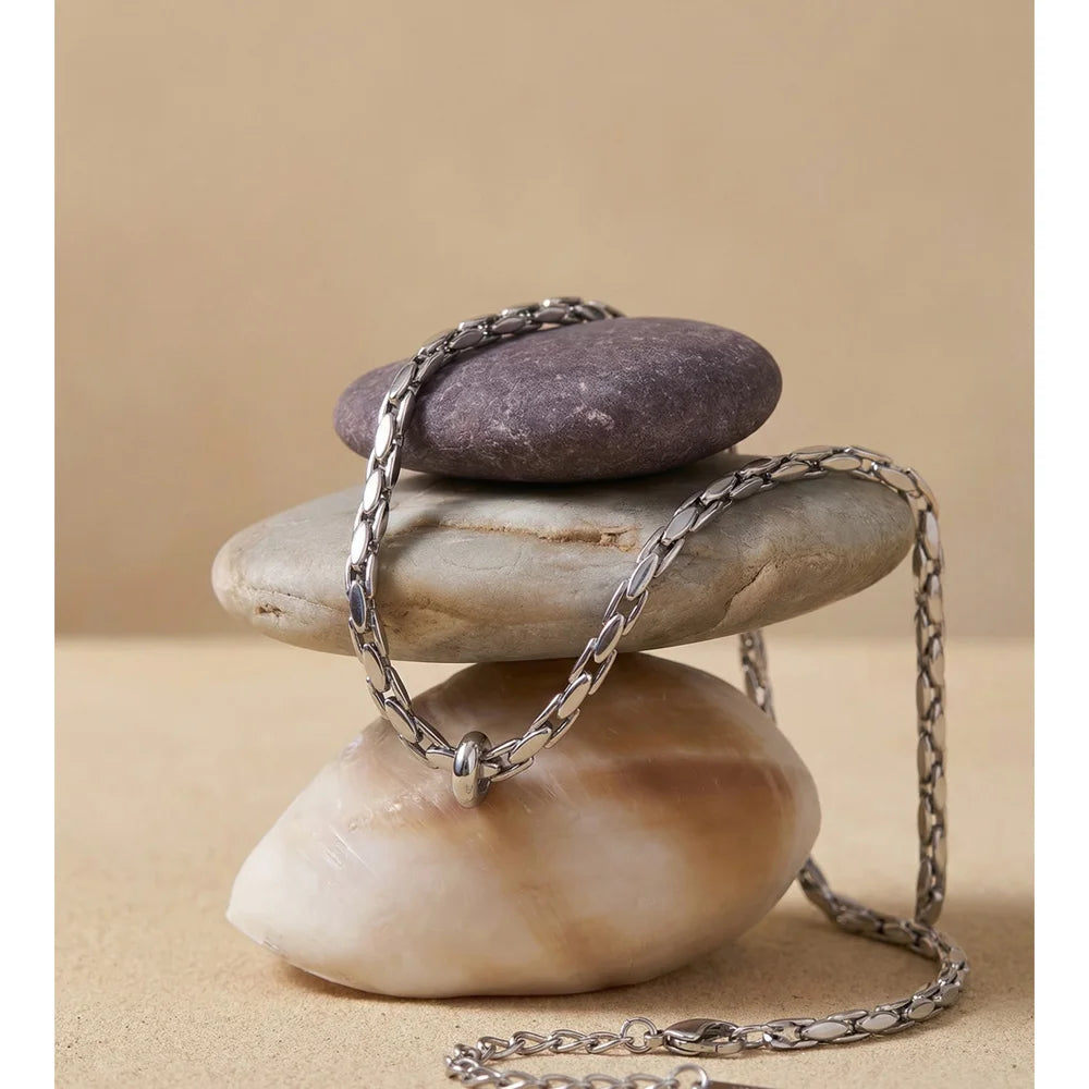 Schlichte Gliederkette aus Edelstahl, Stimmungsbild – Charmhabit
