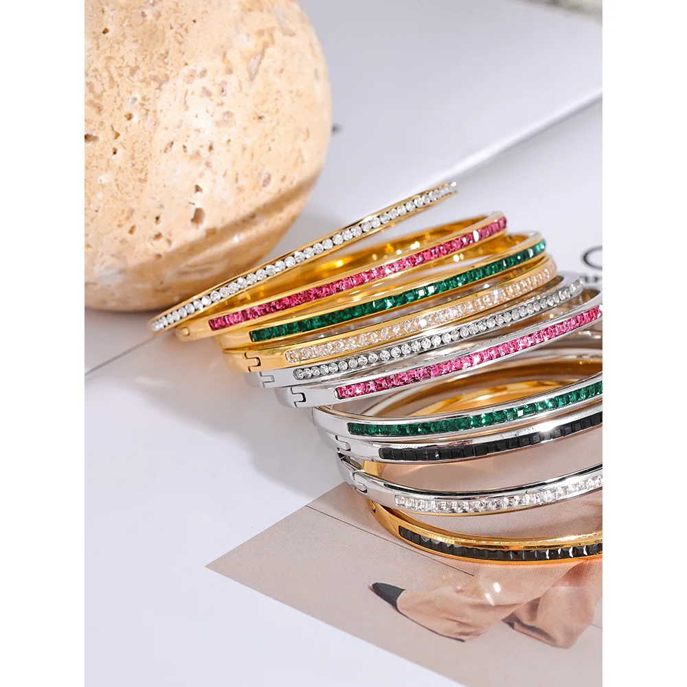 Armreif mit farbigen Zirkonia, Stimmungsbild – Charmhabit