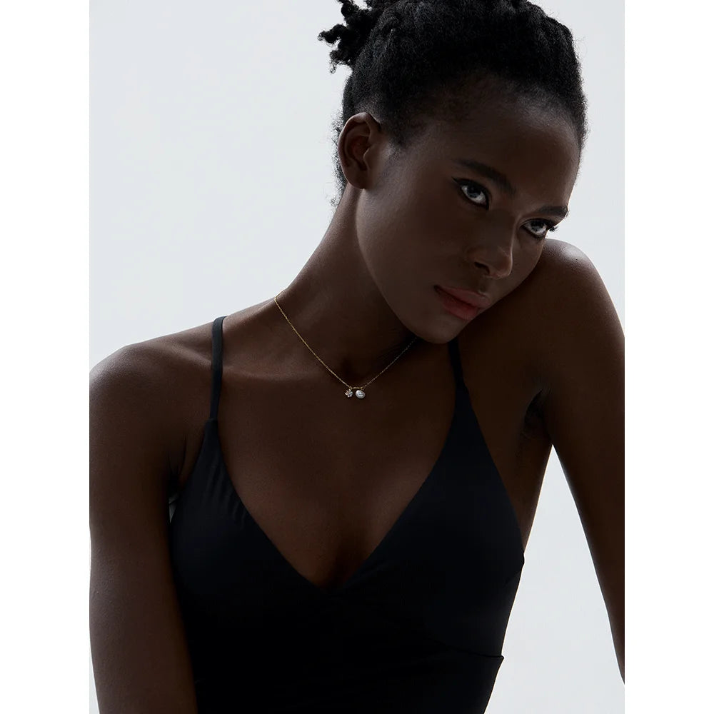 Collier avec pendentif en perle et zircon, porté – Charmhabit