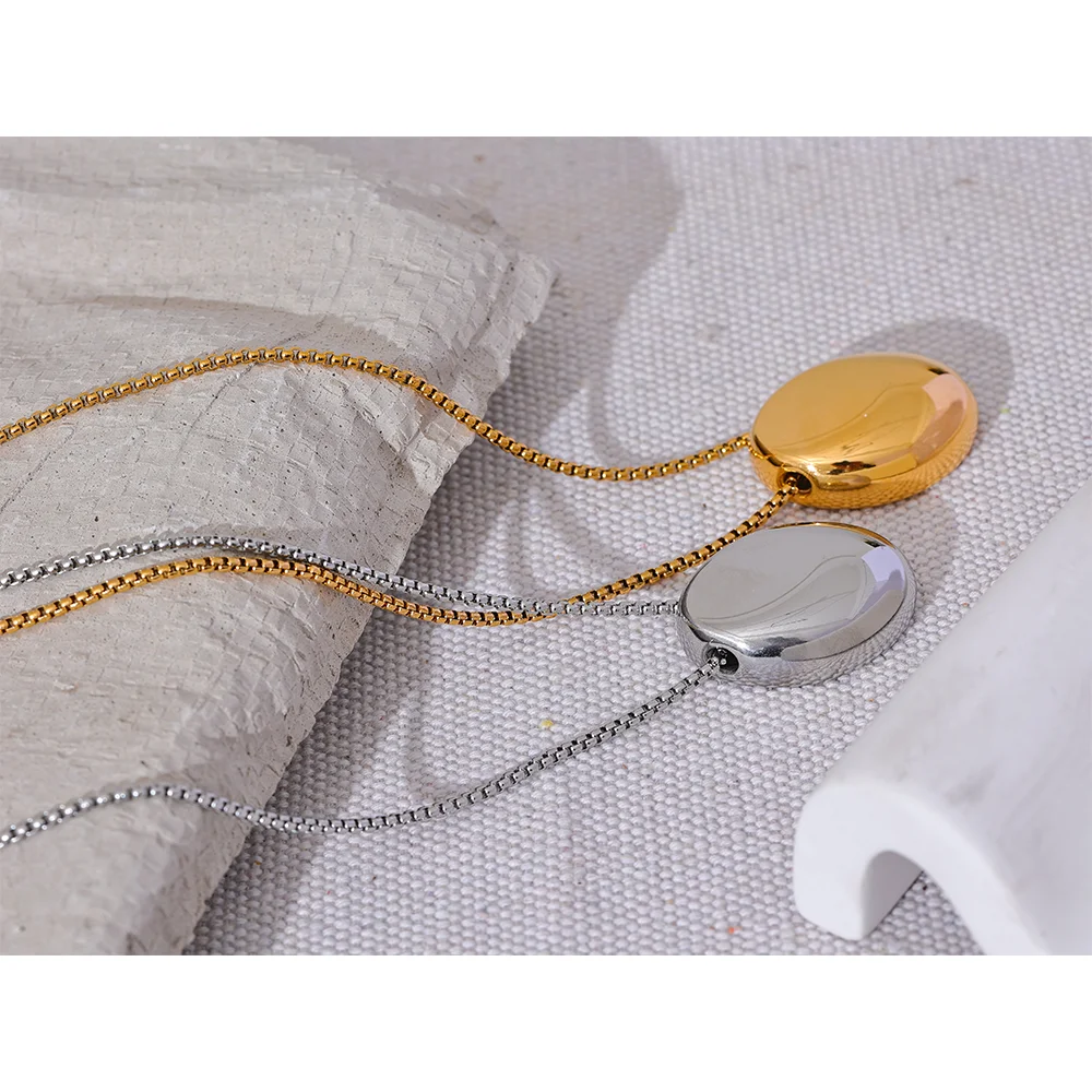 Long collier à pendentif ovale lisse, photo d'ambiance – Charmhabit