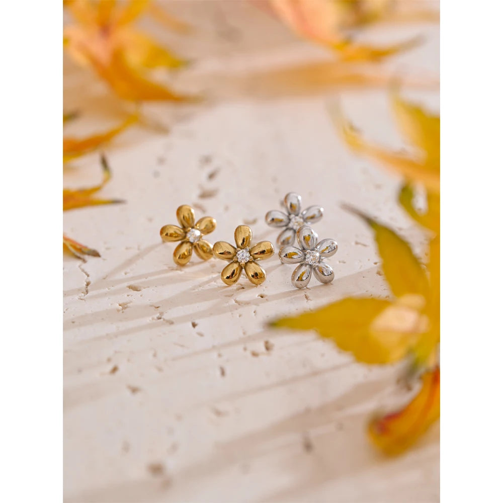 Blumen-Ohrstecker mit Zirkonia, Stimmungsbild – Charmhabit