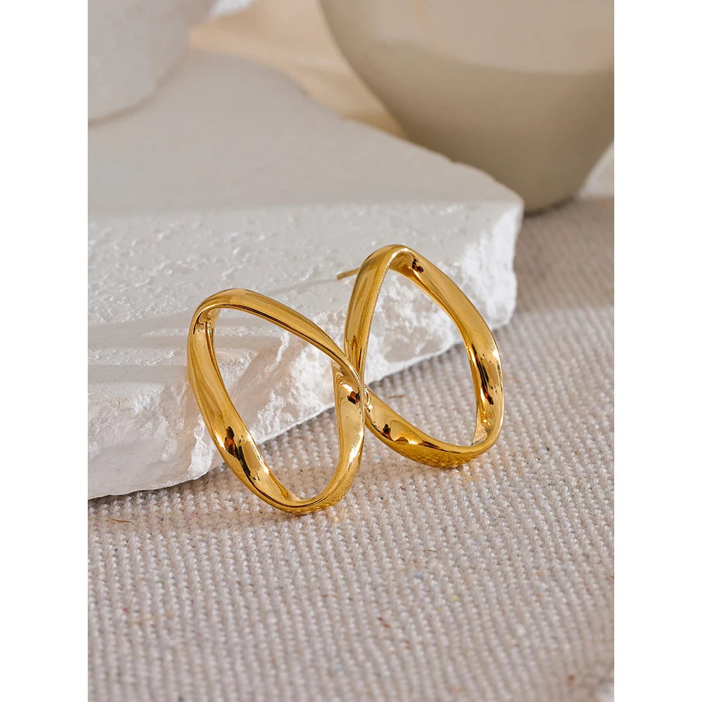 Detail of open oval stud earrings, gold – Charmhabit