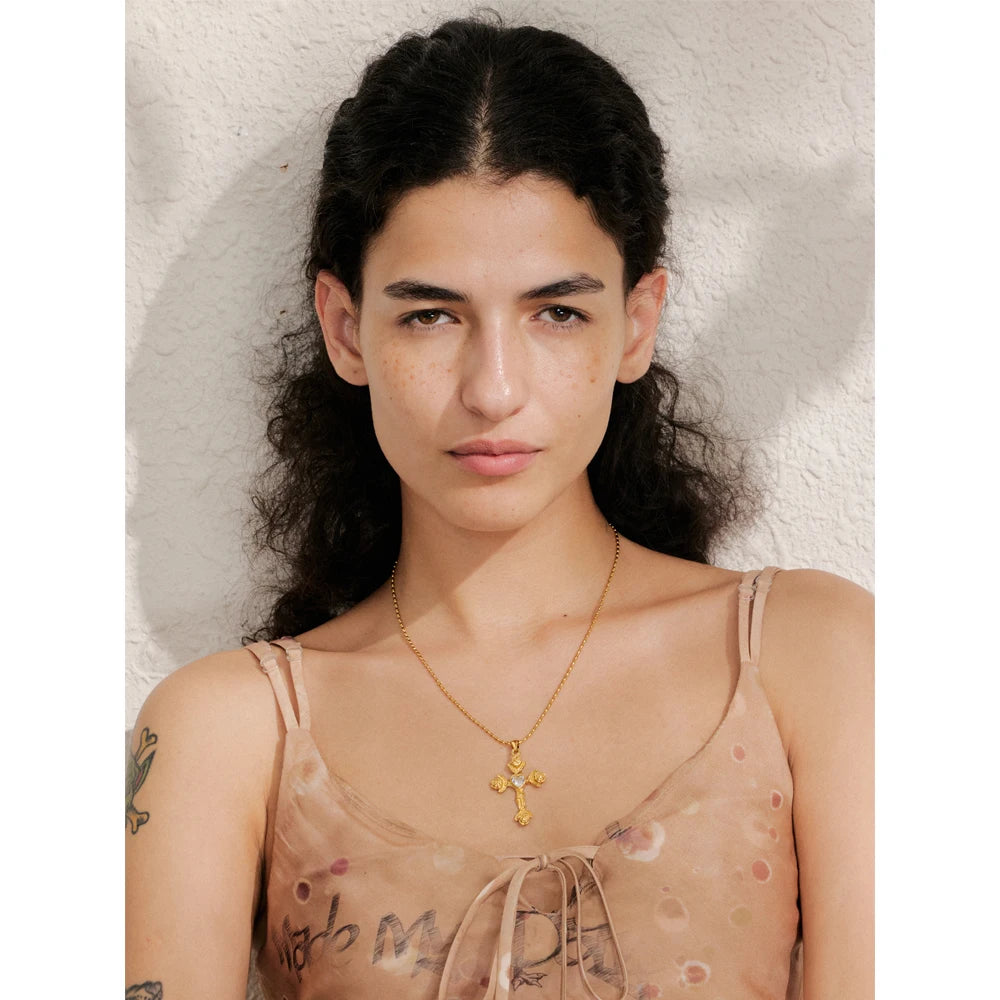 Collier avec croix ornée de roses et de zircon, porté – Charmhabit