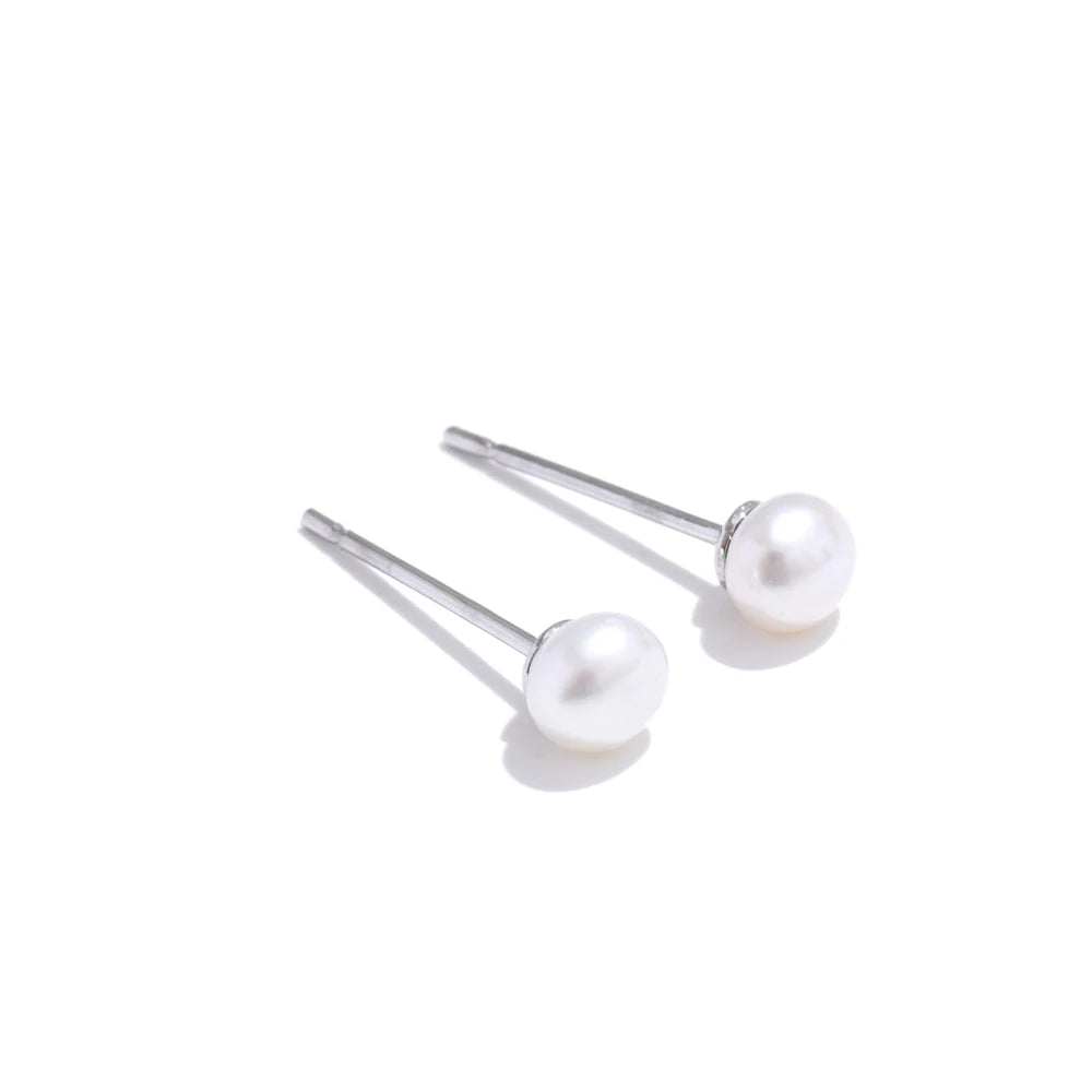 Clous d'oreilles en perles, argentés, 4 mm, sur fond clair – Charmhabit