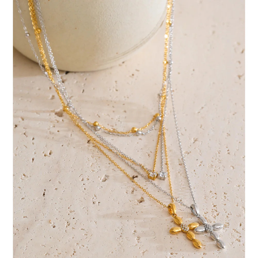 Mehrreihige Kette mit Kreuzanhänger, Gold und Silber, Nahaufnahme auf Stein – Charmhabit