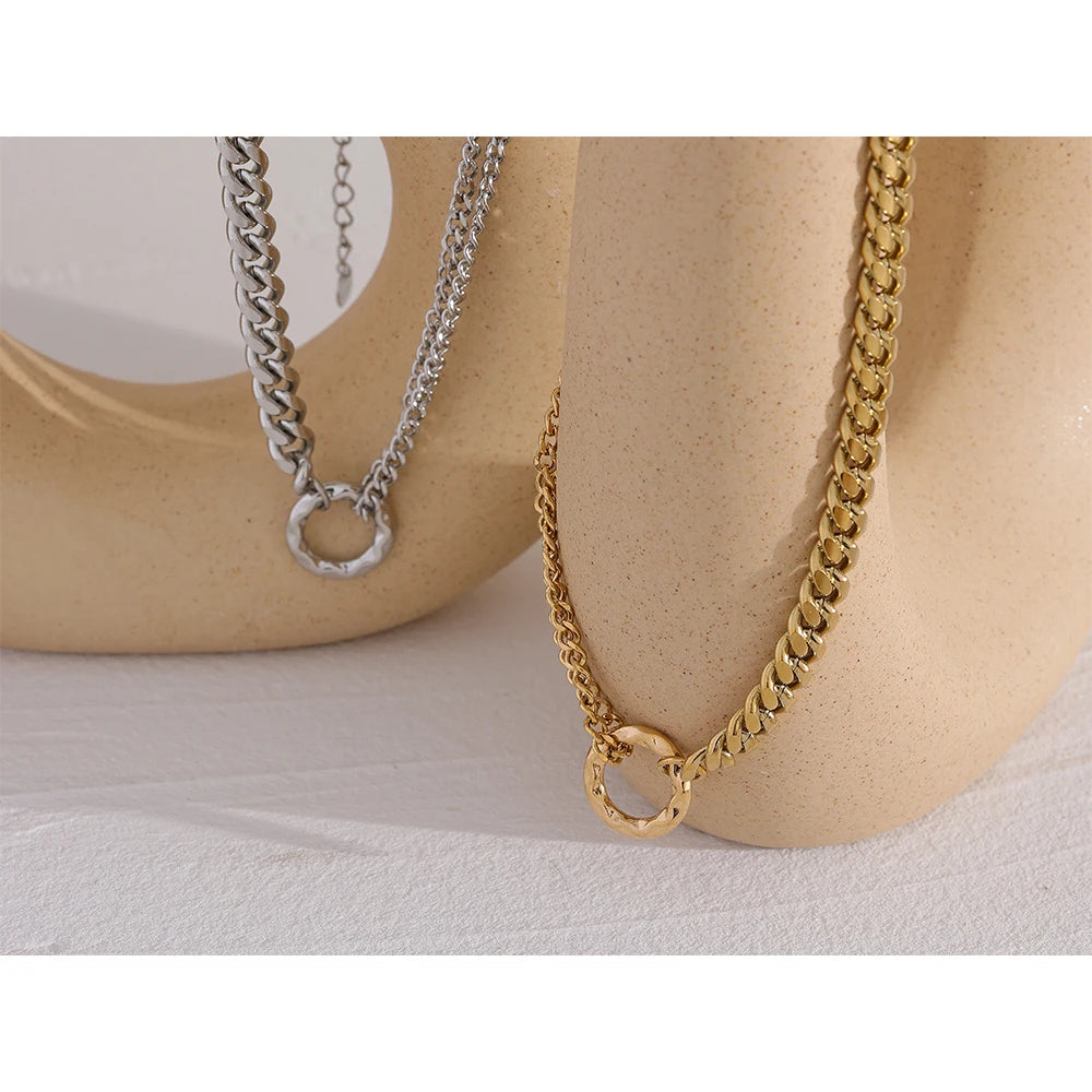 Collier à maillons avec fermoir rond, photo d’ambiance – Charmhabit
