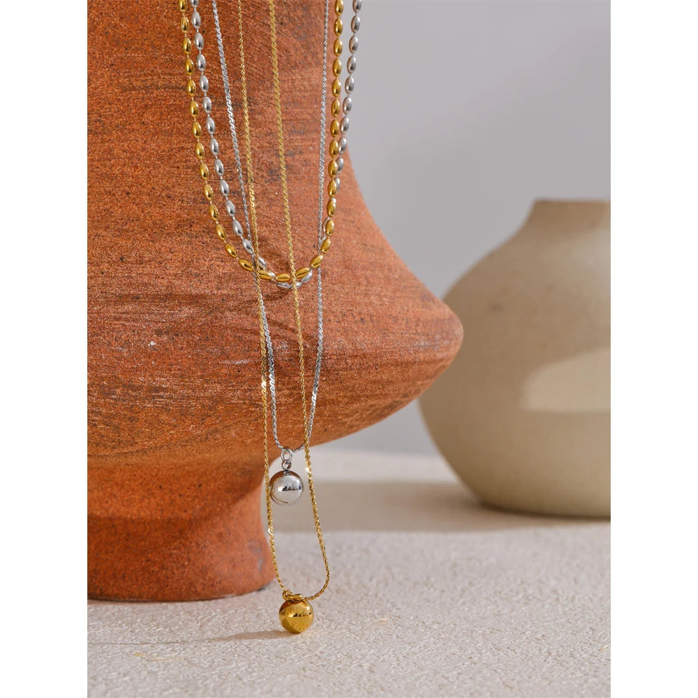 Collier double avec pendentif boule, doré et argenté, photo d'ambiance – Charmhabit