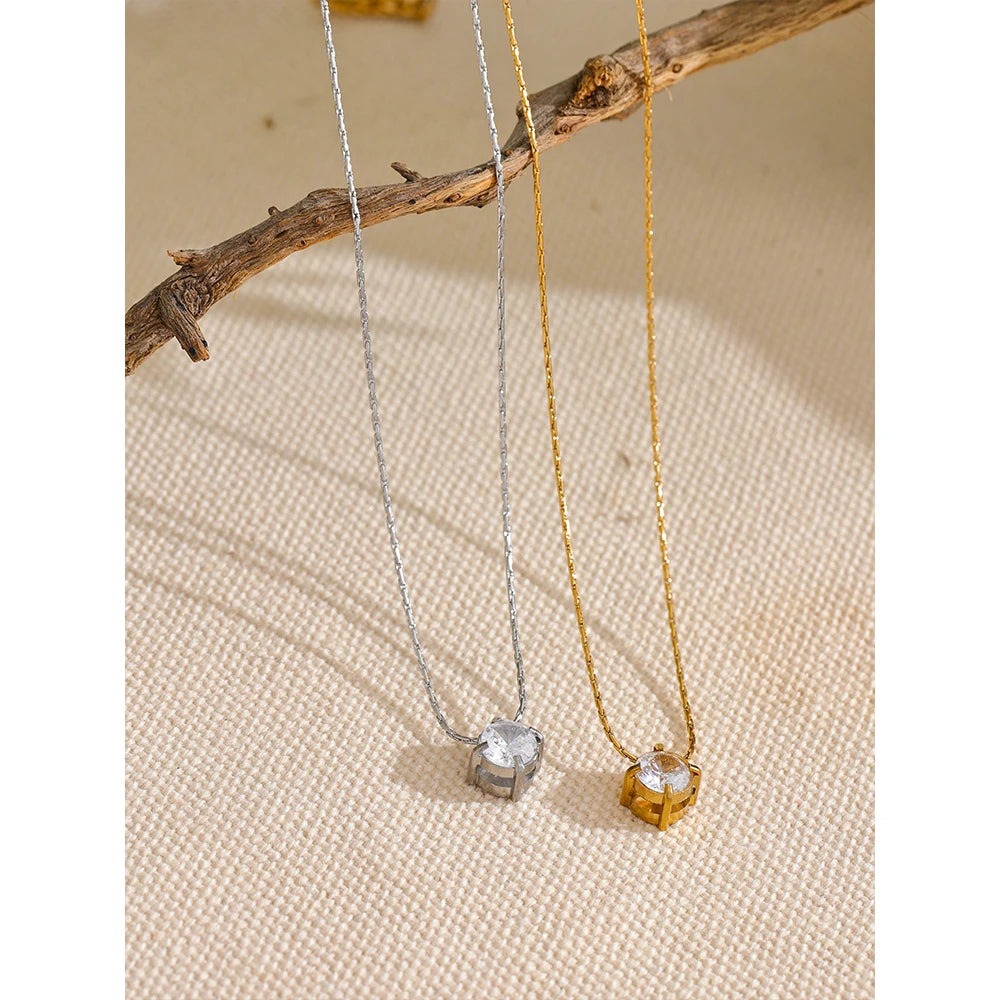 Collier solitaire en zircon, doré et argenté, photo d'ambiance – Charmhabit