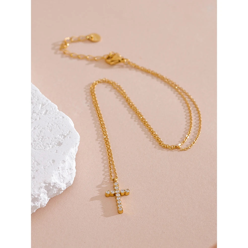 Collier avec croix en zircon, photo d'ambiance – Charmhabit