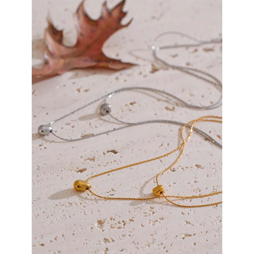 Collier double avec pendentif moulé, photo d’ambiance – Charmhabit