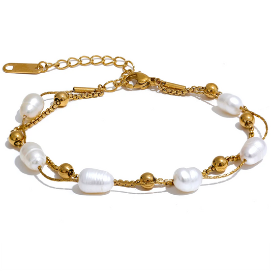 Doppelreihiges Perlenarmband in Goldfarben, auf hellem Hintergrund – Charmhabit