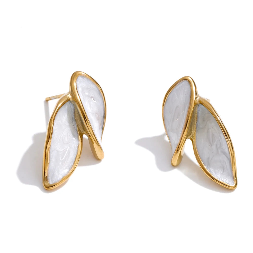 Oorknopjes met emaille blaadjes, wit – Charmhabit