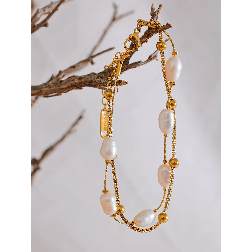 Gros plan sur un bracelet à double rang de perles doré – Charmhabit