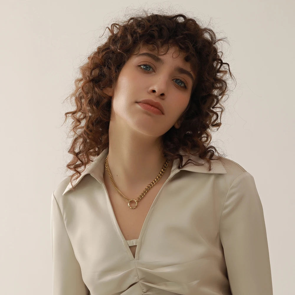 Collier à maillons avec fermoir rond porté – Charmhabit