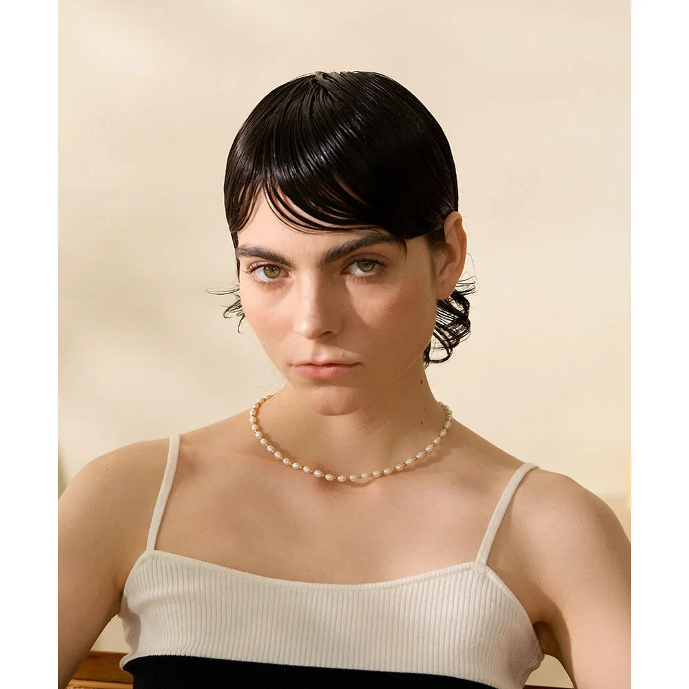 Parelketting gedragen – Charmhabit