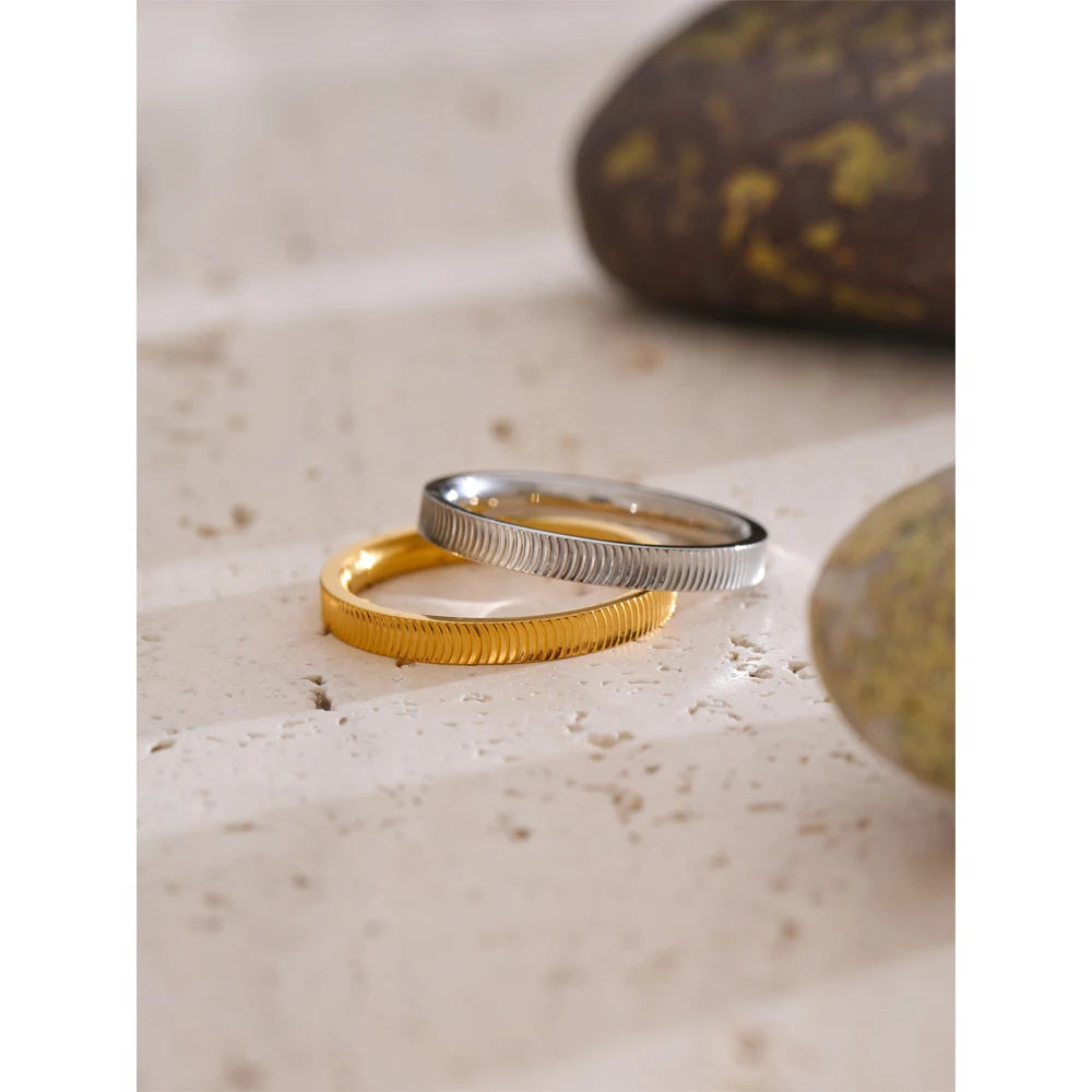 Glatter Ring mit feinen Rillen, Stimmungsbild – Charmhabit