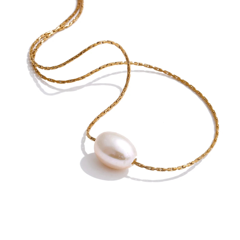 Goudkleurige fijne ketting met één witte parel