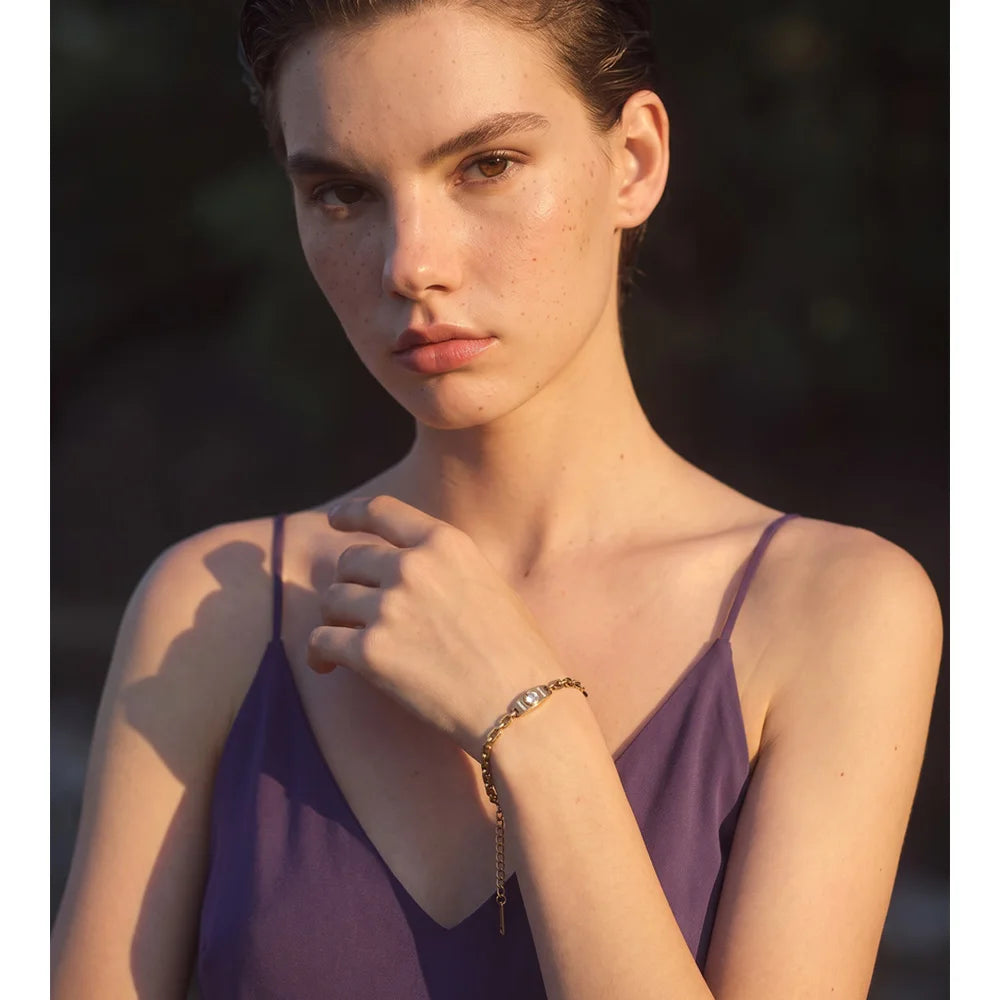 Bracelet à maillons avec zircon, trois coloris porté – Charmhabit
