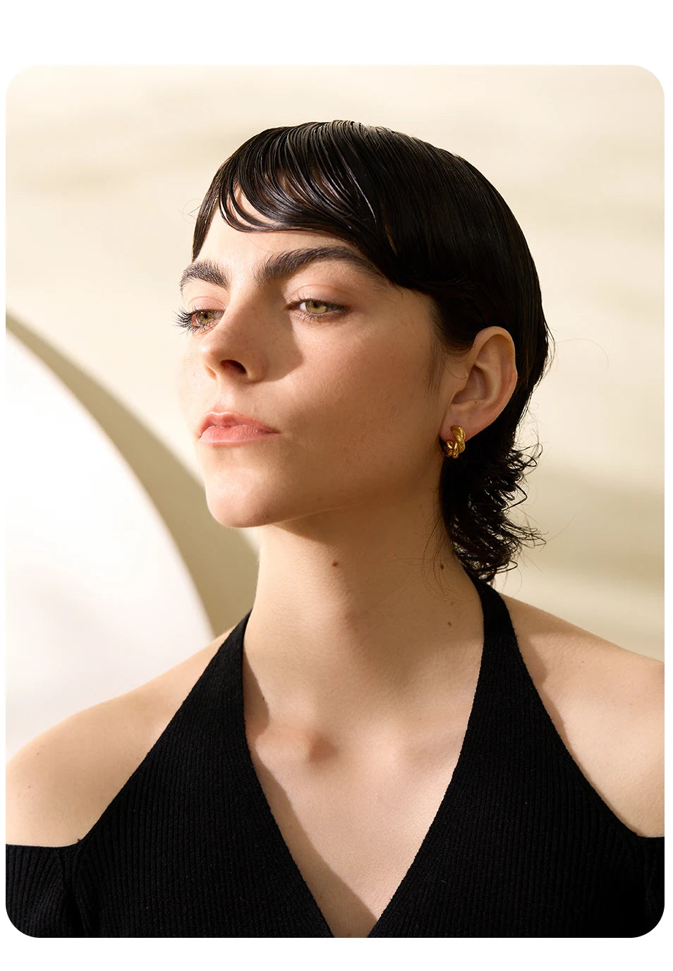 Twisted hoop earrings, gold tone, worn from the side – Charmhabit