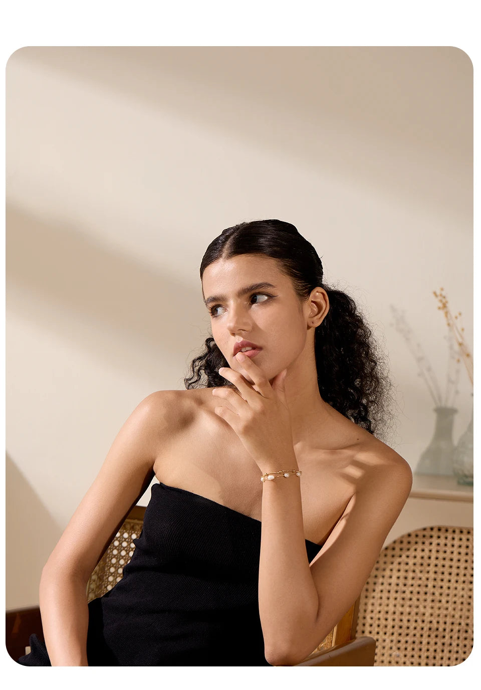 Bracelet à double rang de perles doré, porté dans une pièce lumineuse – Charmhabit