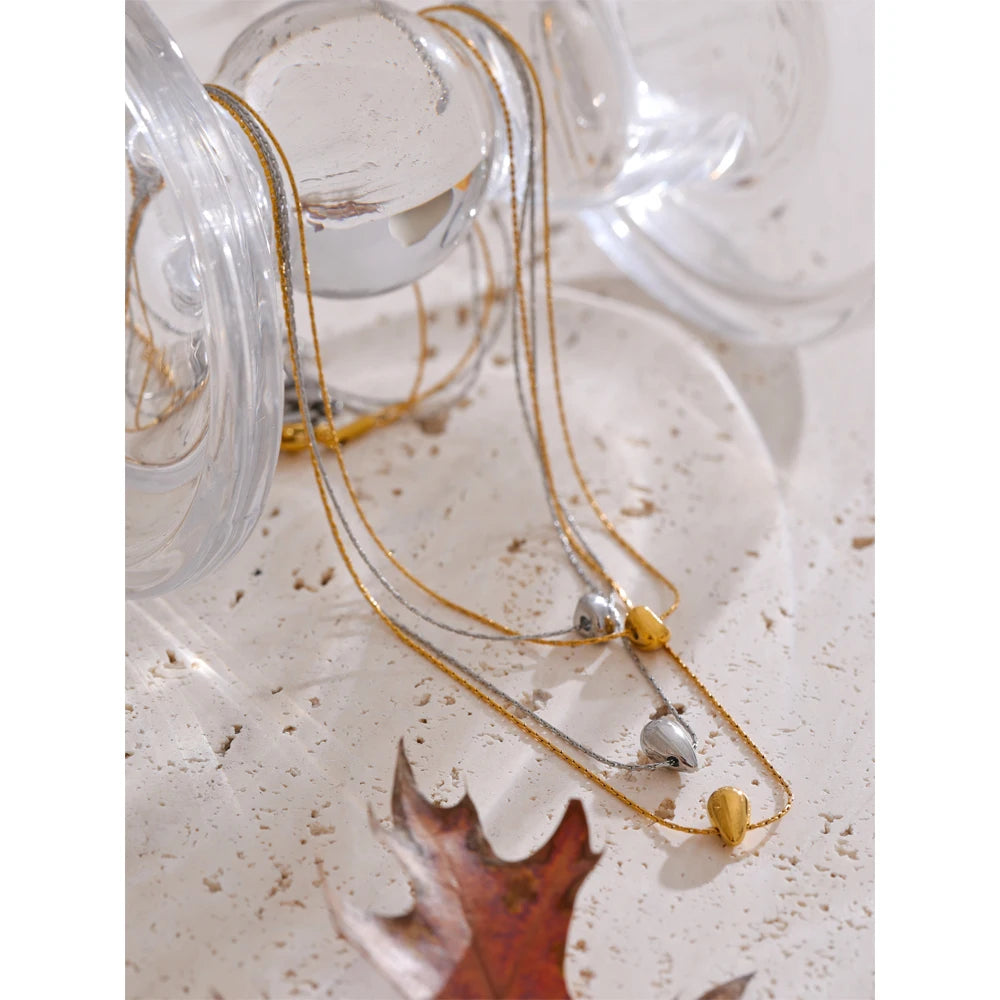 Collier double avec pendentif moulé, photo d’ambiance – Charmhabit