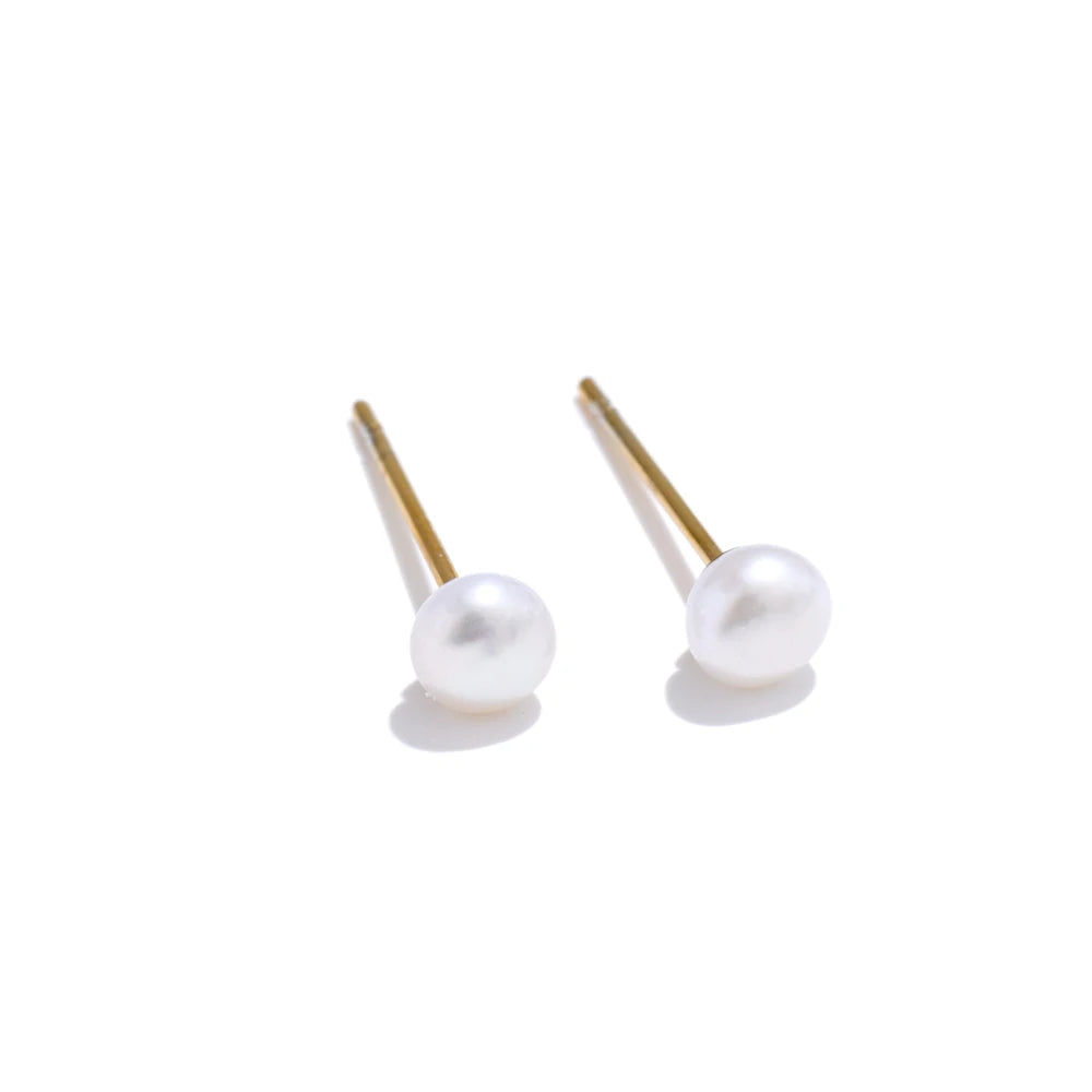 Clous d'oreilles en perles, dorés, 4 mm, sur fond clair – Charmhabit