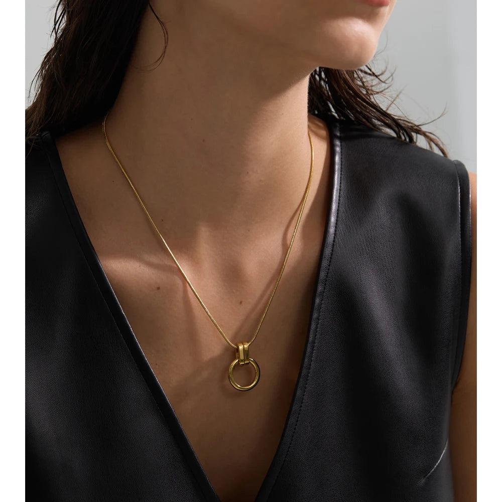 Schlangenkette mit rundem Ringanhänger, getragen – Charmhabit