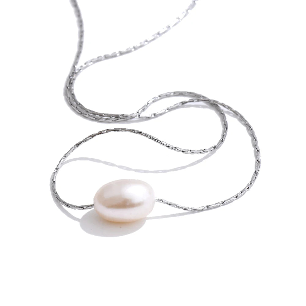 Zilverkleurige fijne ketting met één witte parel