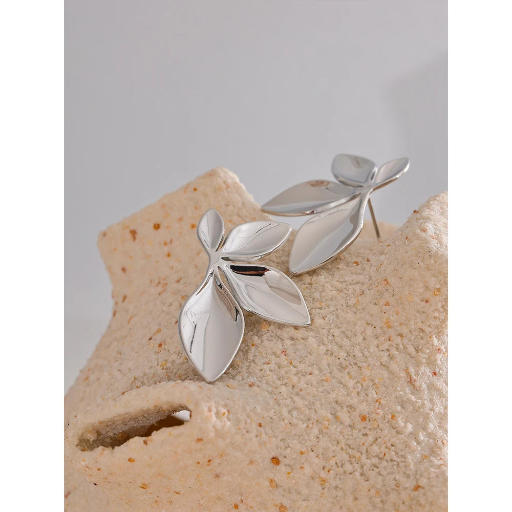 Clous d’oreilles en forme de feuille, argentés, photo d’ambiance – Charmhabit
