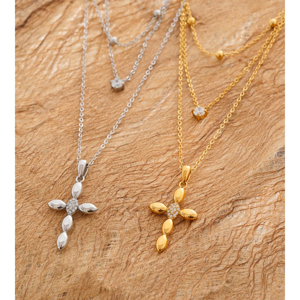 Mehrreihige Kette mit Kreuzanhänger, Gold und Silber, auf Holz – Charmhabit