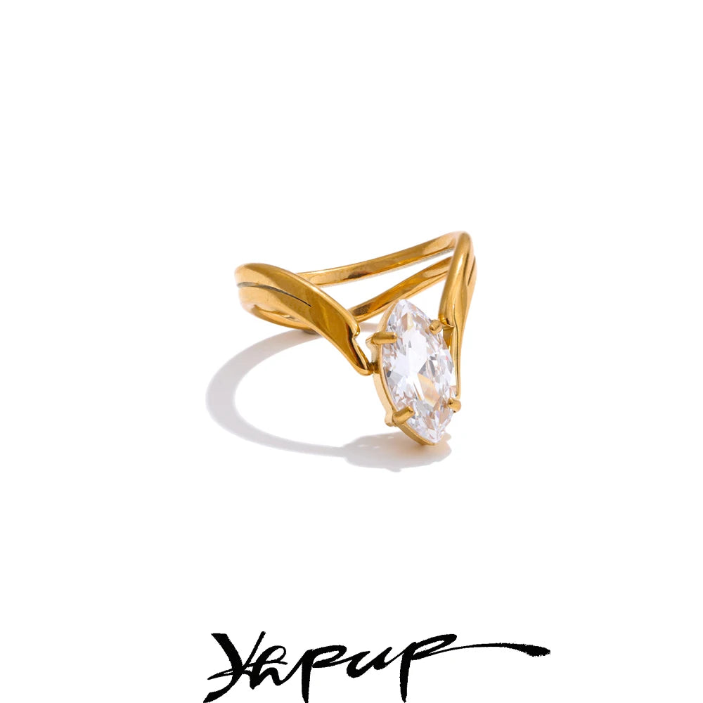 Ring mit Marquise-Zirkonia, auf hellem Hintergrund – Charmhabit