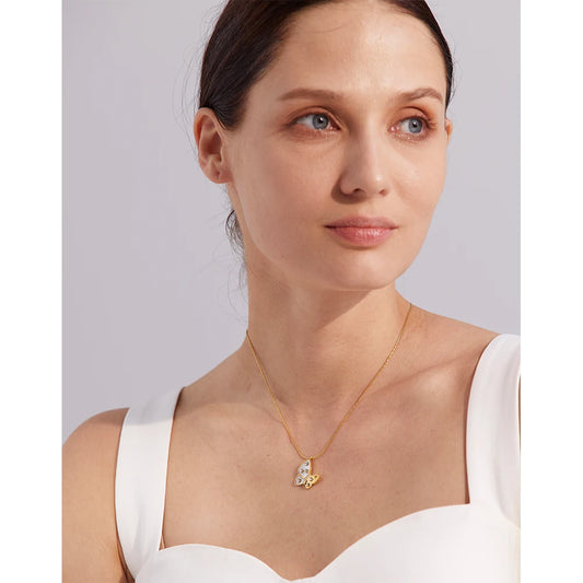 Kette mit Schmetterling aus Muschel und Zirkonia, getragen – Charmhabit