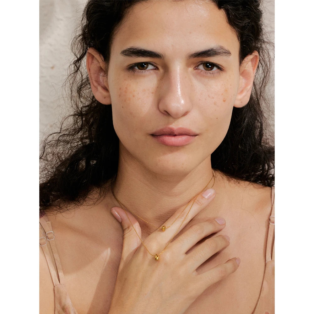 Collier double avec pendentif moulé porté – Charmhabit