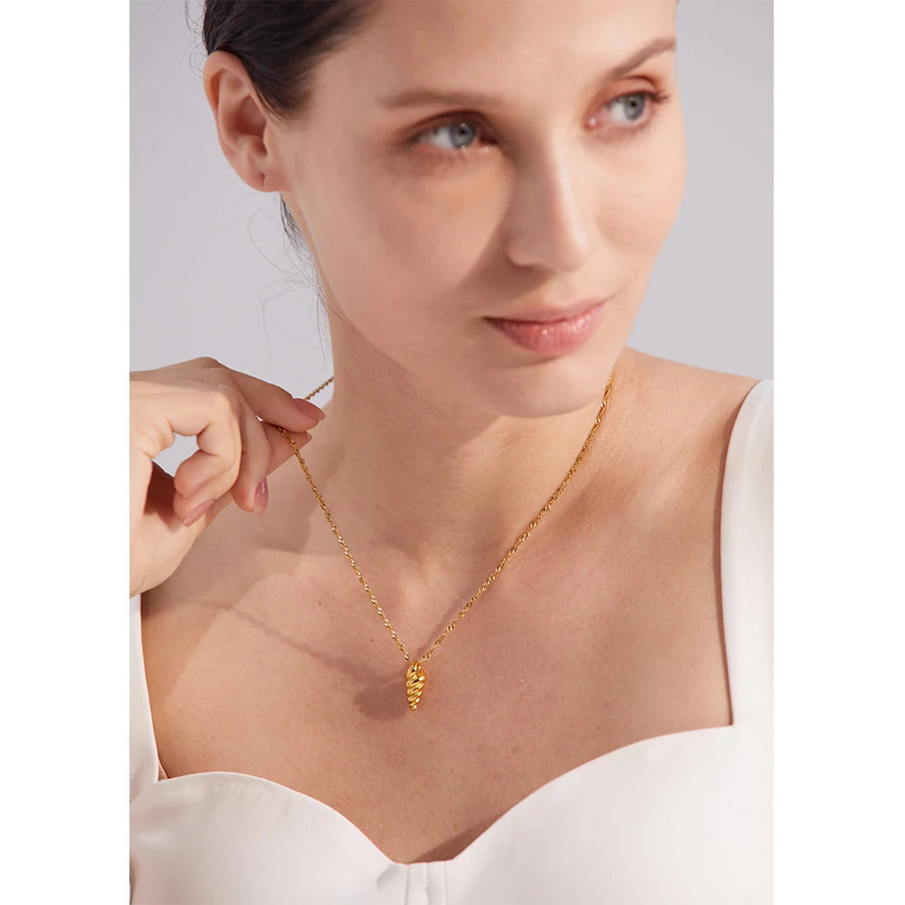 Kette mit Muschelanhänger, getragen – Charmhabit