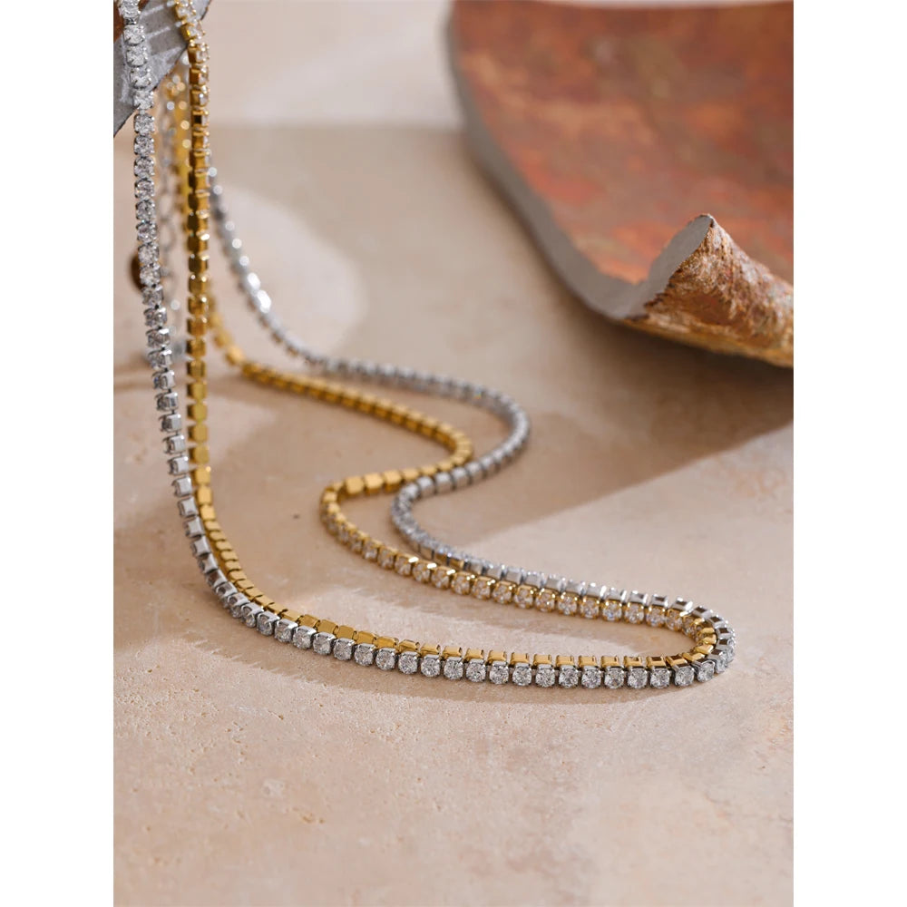 Collier à maillons avec zircons brillants, photo d'ambiance – Charmhabit