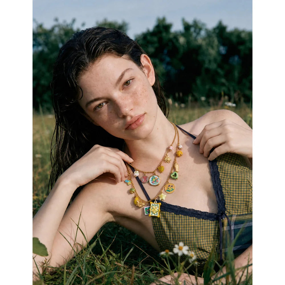 Collier superposé avec breloques colorées, porté – Charmhabit