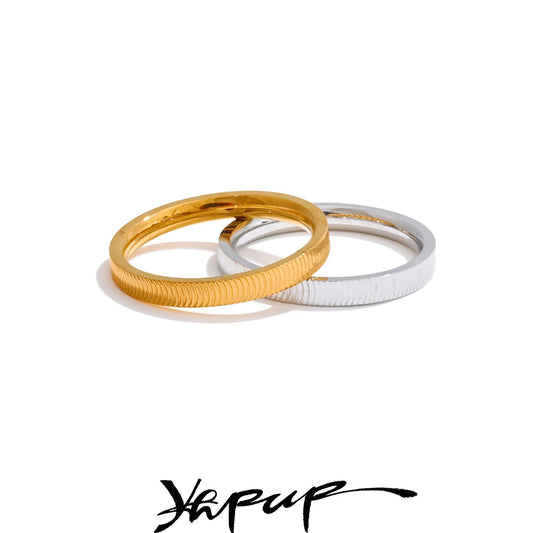 Smooth ring with fine ridges, on a light background – Charmhabit