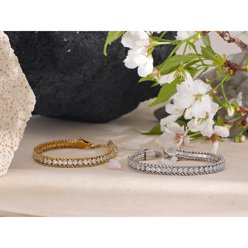 Schakelarmband met zirkonia, goud en zilver, sfeerbeeld op steen – Charmhabit