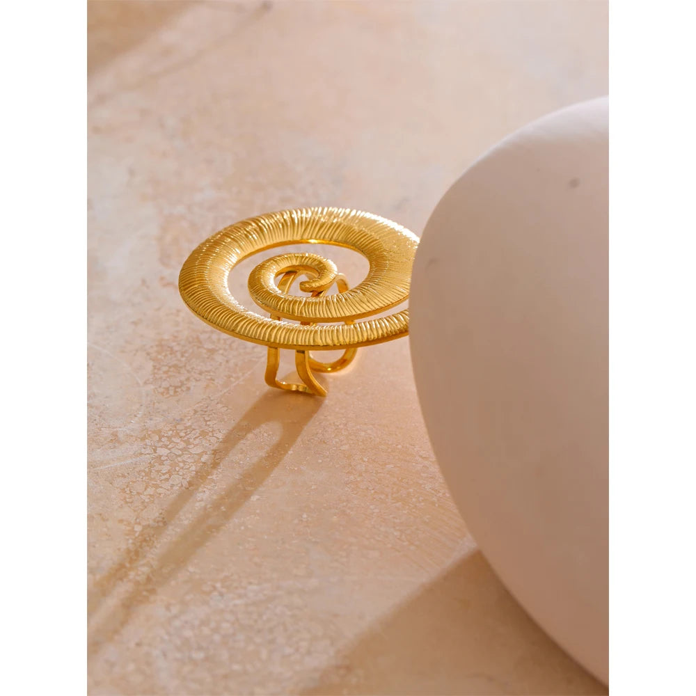 Spiralring mit Relief, Stimmungsbild – Charmhabit