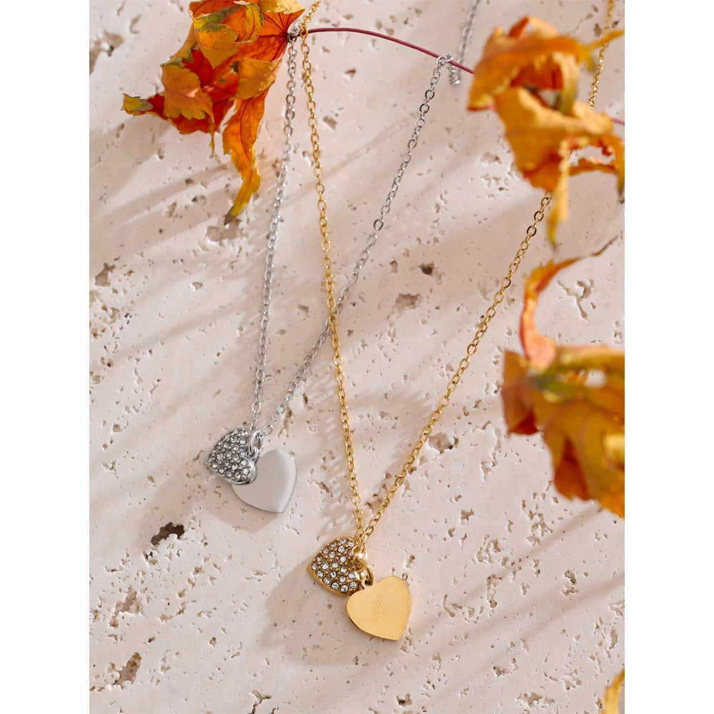 Collier double avec cœurs et zircon, photo d'ambiance – Charmhabit