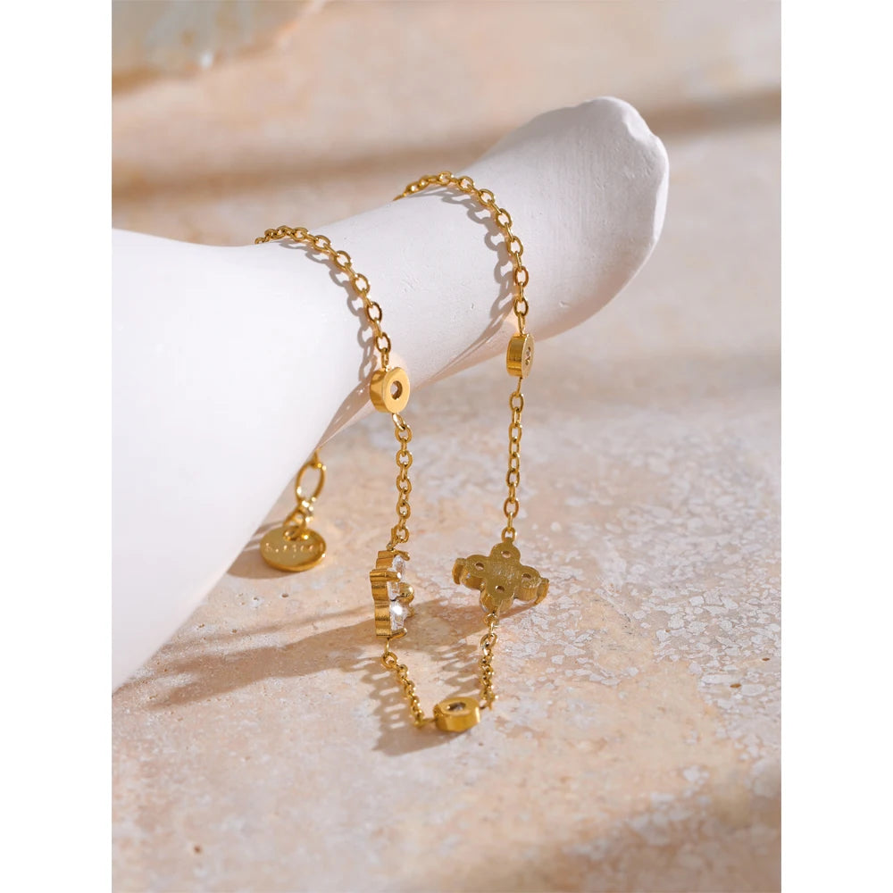 Feines Armband mit Zirkonia-Blüten, goldfarben, Stimmungsbild – Charmhabit