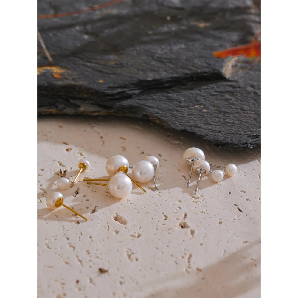 Clous d'oreilles en perles, argentés et dorés, photo d'ambiance – Charmhabit