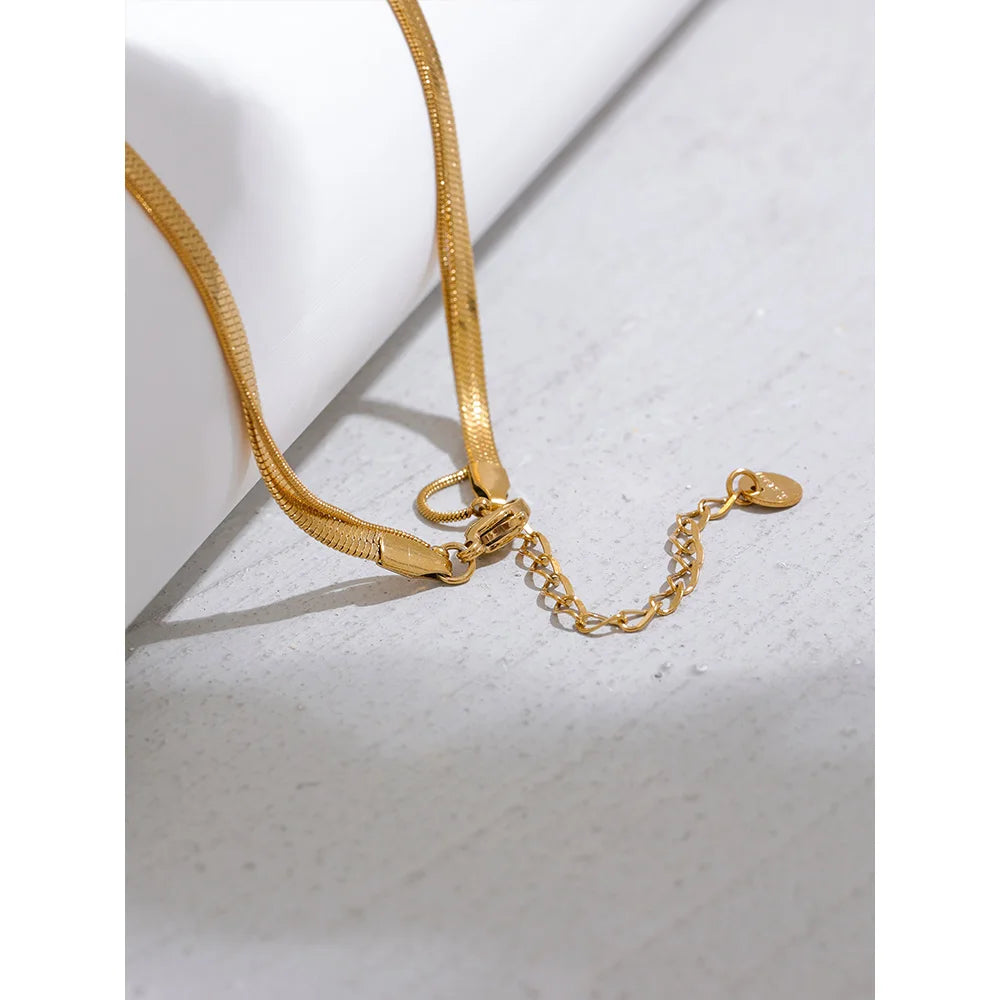 Detail of the clasp and extension chain, gold tone – Charmhabit