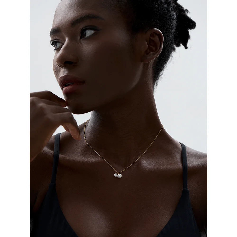 Collier avec pendentif en perle et zircon, porté – Charmhabit