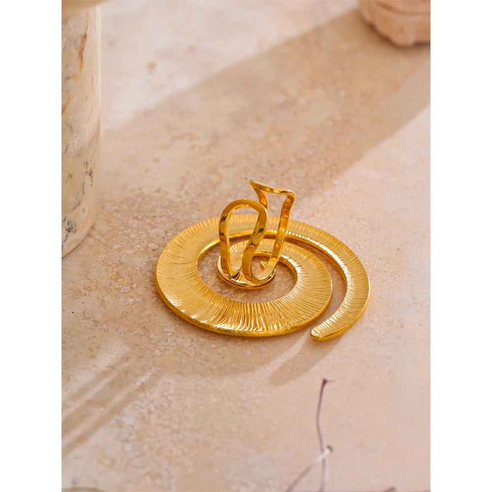 Spiralring mit Relief, Stimmungsbild – Charmhabit